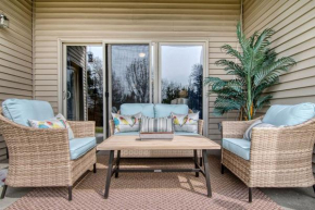 2BR Condo - Dock for Fishing - Jacuzzi Tub - FREE TICKETS INCLUDED - MJ4-130